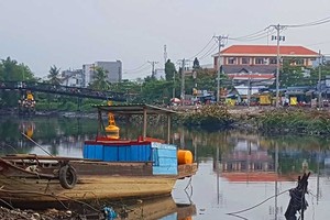 在橫涌上由公安扣押的贓物船隻阻礙該區域工程 的施工進度。