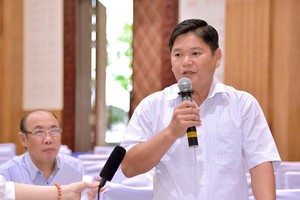 富國縣人民議會副主席梅友激在會議上發言。（圖源：K.Vân）
