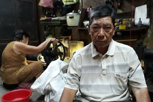 張蘇蝦替人加工小零件，收入微薄。