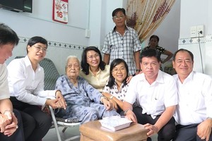 市領導與市民經常探望、關心照顧對革命有功者。