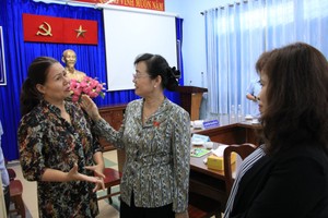 市人民議會主席阮氏決心（中）在聽取並鼓勵第二郡安富坊居民胡氏梅表達意見。（圖源：仕東）