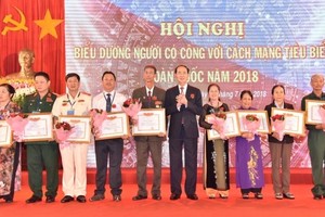 國家主席陳大光向2018年全國革命有功者模範代表頒贈獎狀及鮮花。（圖源：登科）