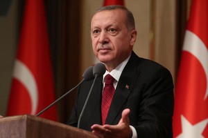 土耳其總統埃爾多安在未遂政變兩週年發表講話。（圖源：路透社）