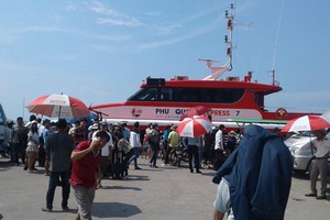 由於堅江海域風力持續加大，致高速渡輪暫停運營，上千遊客只好繼續滯留在富國島。（圖源：公俊）