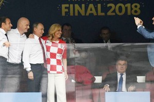 俄羅斯、法國與克羅地亞三國總統與國足聯主席在看台上合影。