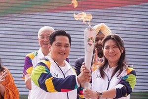 羽球傳奇王蓮香任火炬傳遞大使（右）。