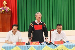 黨中央政治局委員、書記處常務書記陳國旺同志（中）在會上發表講話。（圖源：達樂報）