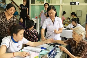 志願醫師隊伍為長者進行初步檢查。