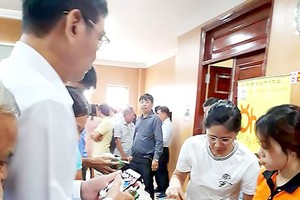 消費者在選購無公害農產品。