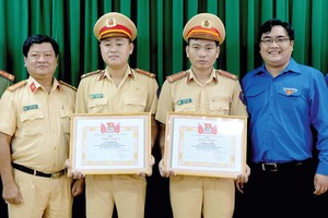 共青團本市市委給武庭南上尉與段晉富中尉頒發獎狀。