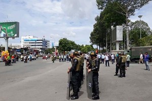 同奈省警察部隊於6月10日在邊和市街頭巡邏戒備，防止過激分子聚眾攪亂社會秩序。（圖源：越通社）