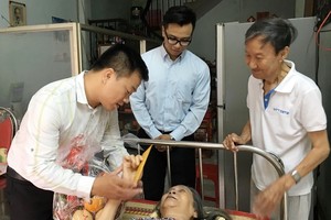 萬盛發集團代表麒麟慰問臥病在床的華人老幹部劉桂大娘。