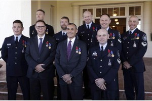 榮獲“英勇勳章”的9名參與清萊洞穴救援的澳大利亞隊員合影留念。（圖源：AP）