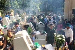 廣大民眾和共青團團員前往同祿三岔路青年突擊隊歷史遺跡區為10位女烈士上香。（圖源：成蓮）