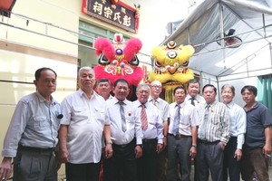 彭氏宗祠新屆理事會各理事在新會址前合照。