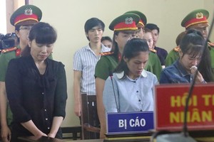 出庭受審的3名被告在聽審判長宣讀判決書。（圖源：黎菊）