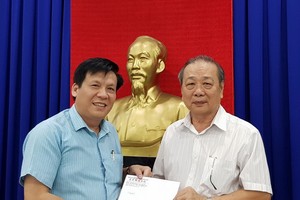 孫盛強常值副理事長(右)將款項 轉交本報主編紅藍。