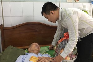 作者近日代表萬盛發集團到7Ａ醫院看望華人革命老前輩蟻團老先生。