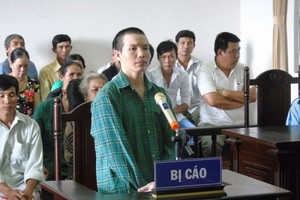 被告陳黃泰站在被告席上答法官問案。（圖源：T.Ly）