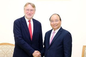 政府總理阮春福（右）接見歐洲議會國際貿易委員會主席、歐盟議員朗格。（圖源：光孝）