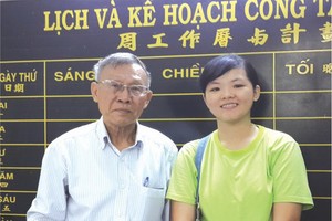 王沛川校長與學生李美霈（右）合照。