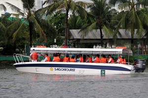 遊客體驗河上旅遊線，觀賞沿河景光。（示意圖源：互聯網）