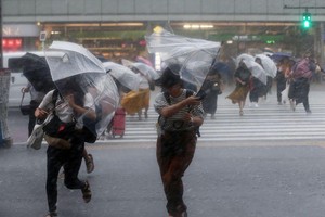 日本遭颱風侵襲致多人傷，178 次航班被取消。（圖源：互聯網）