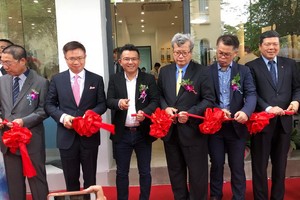 出席嘉賓為“跳舞香水”越南旗艦店開張剪綵。