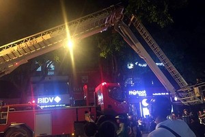 消防隊採用雲梯車營救被困在火警中的 5 人。（圖源：FB）