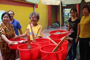 善信在觀音廟領取福物。