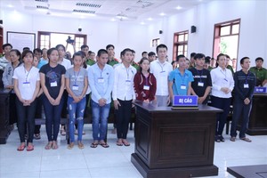 各被告在聽審判長宣讀判決書。（圖源：黎琳）