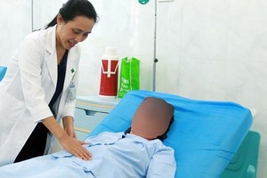 醫生在給病人看病。（圖源：成安）