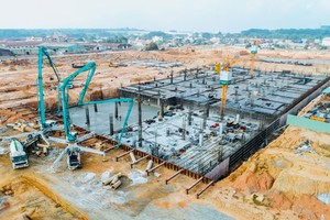 新東區車站在趕工興建中。（圖源：元明）