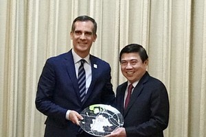 市人委會主席阮成鋒接見美國洛杉磯市長艾瑞克‧加塞蒂。（圖源：VOH）