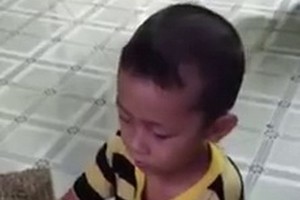 4歲多時，國盛已懂得給母親摘菜。