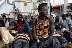 乘坐的船隻在利比亞海岸傾覆後，被意大利海岸警衛隊救起的難民。聯合國難民署指出，許多難民在利比亞落入人口販運分子之手，或是在前往歐洲尋求庇護的途中葬身大海，急需法律途徑保障難民安全。（圖源：聯合國難民署）