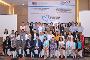 組辦單位同與會代表在研討會講台上合影留念。（圖源：國際移民組織）