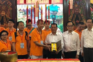 澳門中華媽祖基金會向浸石天后宮贈送紀念品。