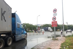 胡學覽街已允許重型卡車全天通行以進出富定港口，所以也應 該拆下輕型卡車於規定時間禁行的路牌。