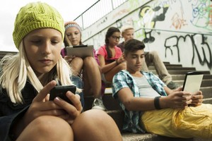 法國議會當地時間7月30日宣佈正式通過一份決議，全面禁止中小學內手機的使用。（示意圖源：互聯網）