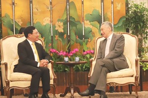 范平明副總理與新加坡總理李顯龍會談。（圖源：越通社）