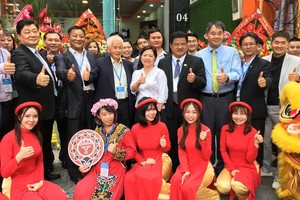 剪綵儀式結束後，嘉賓們一起加入網絡粉絲現場打卡按贊合照。