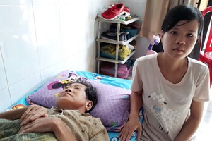 麥金鳳在家照顧患病的媽媽。