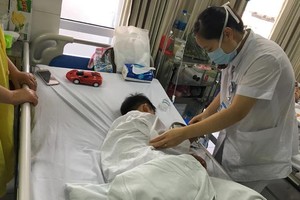 被自家狗咬掉部分右唇的7歲男孩在醫院接受治療中。（圖源：BSCC）