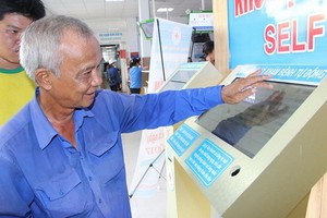 市民在守德郡醫院查詢診病資訊。