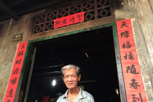 劉仁清站在他位於新福街上的房子門前。