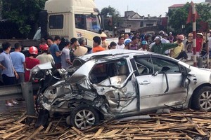 在現場，汽車已嚴重損壞，完全變形。（圖源：P.Trần）