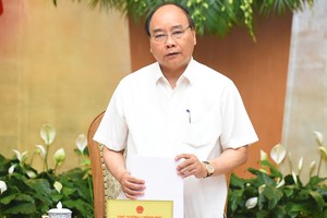 政府總理阮春福主持會議並發表講話。（圖源：光孝）