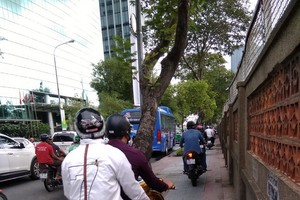 摩托車行駛在人行道上是屢見不鮮的事。