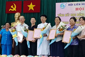 第五郡婦女會向贊助單位贈送感謝狀。